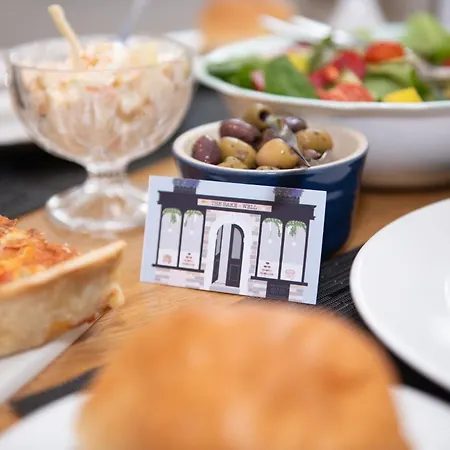 Milton House Studio Apartment Suites 5*