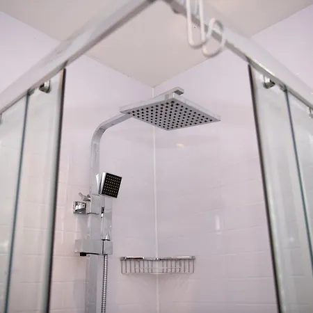 Milton House Studio Apartment Suites 5*